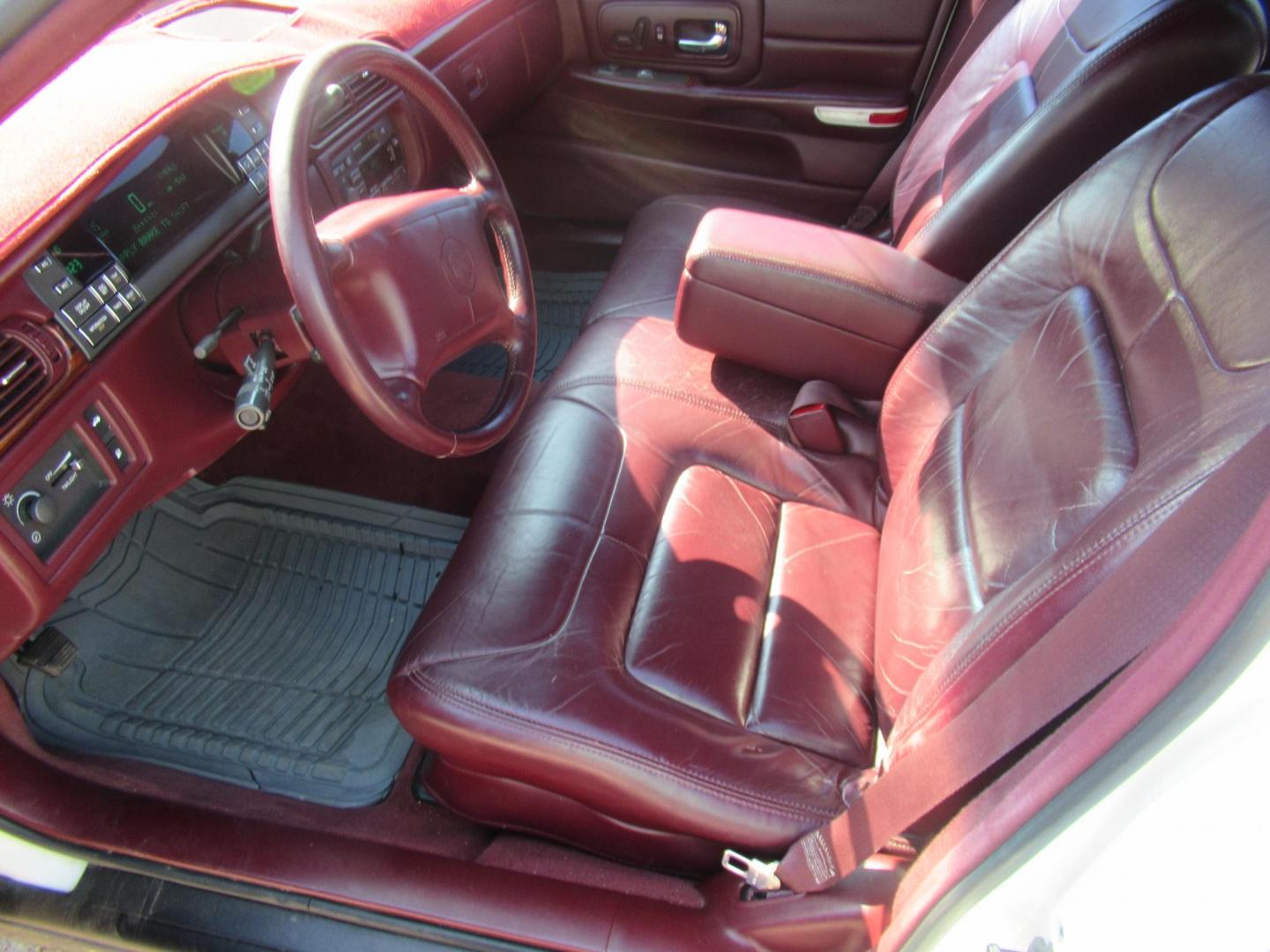 1999 White /Red Cadillac Deville Base (1G6KD54Y8XU) with an 4.6L V8 DOHC 32V engine, Automatic Overdrive transmission, located at 1511 North Shepherd Dr., Houston, TX, 77008, (281) 657-1221, 29.798361, -95.412560 - 1999 Cadillac Deville SEDAN 4-DR 4.6L V8 DOHC 32V - Photo#8