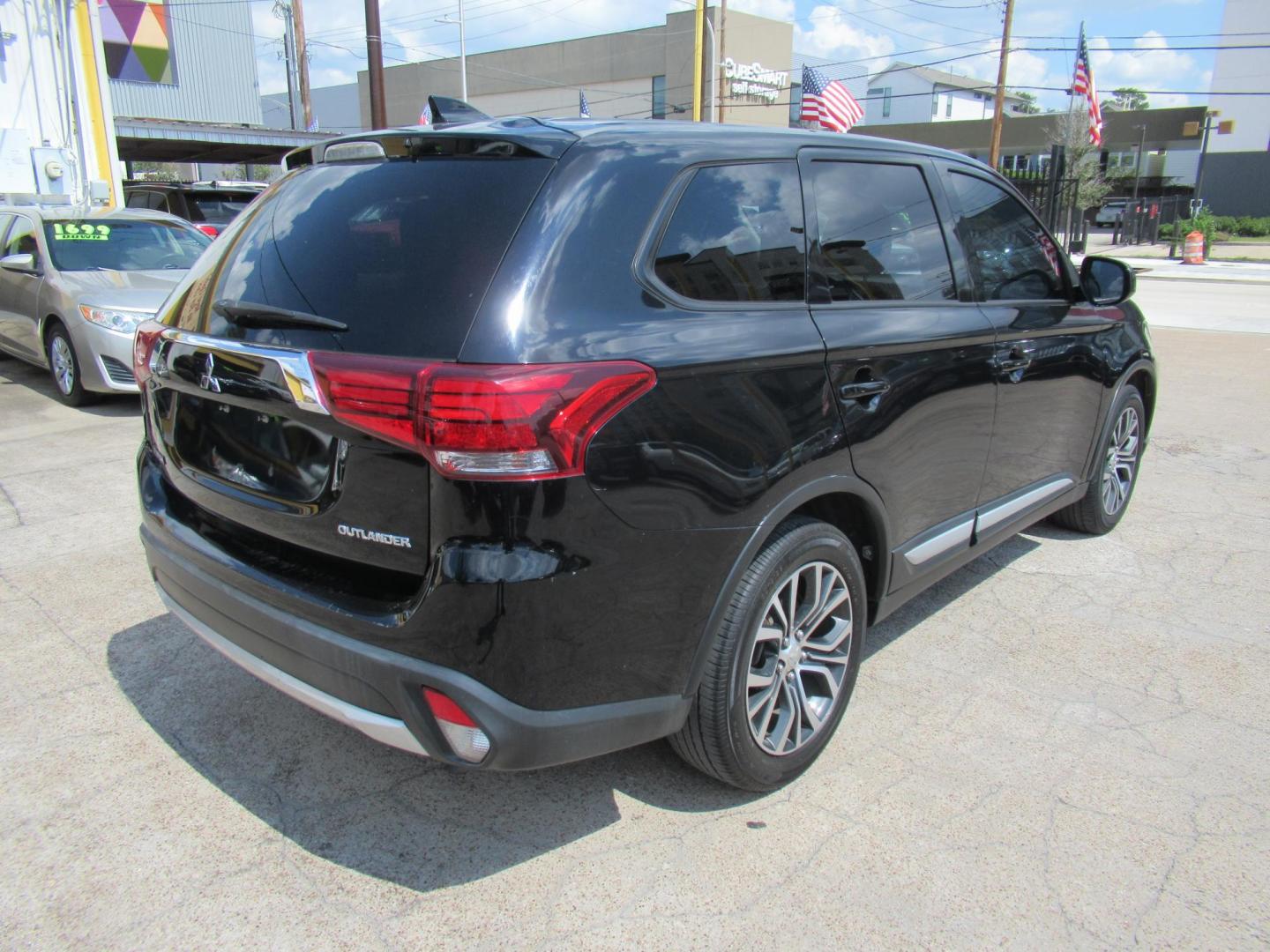 2018 Black /Black Mitsubishi Outlander ES 2WD (JA4AD2A33JZ) with an 2.4L L4 DOHC 16V engine, CVT transmission, located at 1511 North Shepherd Dr., Houston, TX, 77008, (281) 657-1221, 29.798361, -95.412560 - 2018 Mitsubishi Outlander ES 2WDES 2WDES 2WDES 2WD SUV 4-DR 2.4L L4 DOHC 16V - Photo#17