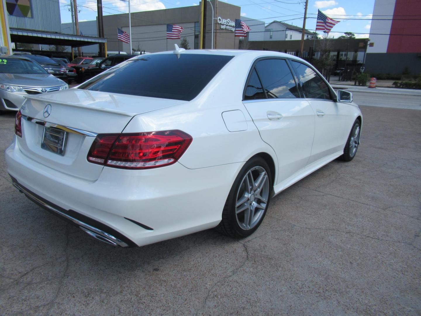 2014 White /Tan Mercedes-Benz E-Class E350 Sedan (WDDHF5KB0EB) with an 3.5L V6 DOHC 24V engine, Automatic transmission, located at 1511 North Shepherd Dr., Houston, TX, 77008, (281) 657-1221, 29.798361, -95.412560 - 2014 MERCEDES-BENZ E-CLASS E 350 SPORT VIN: WDDHF5KB0EB009666 W D D H F 5 K B 0 E B 0 0 9 6 6 6 SEDAN 4 DR 3.5L V6 F DOHC 24V GASOLINE REAR WHEEL DRIVE - Photo#17