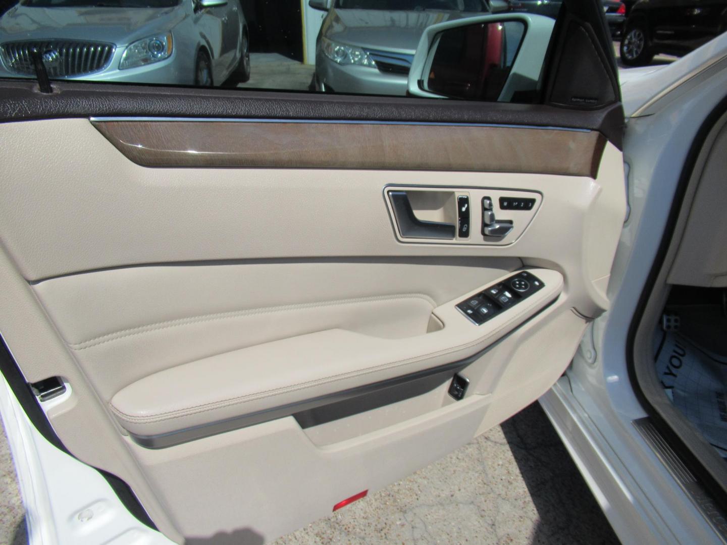 2014 White /Tan Mercedes-Benz E-Class E350 Sedan (WDDHF5KB0EB) with an 3.5L V6 DOHC 24V engine, Automatic transmission, located at 1511 North Shepherd Dr., Houston, TX, 77008, (281) 657-1221, 29.798361, -95.412560 - 2014 MERCEDES-BENZ E-CLASS E 350 SPORT VIN: WDDHF5KB0EB009666 W D D H F 5 K B 0 E B 0 0 9 6 6 6 SEDAN 4 DR 3.5L V6 F DOHC 24V GASOLINE REAR WHEEL DRIVE - Photo#3