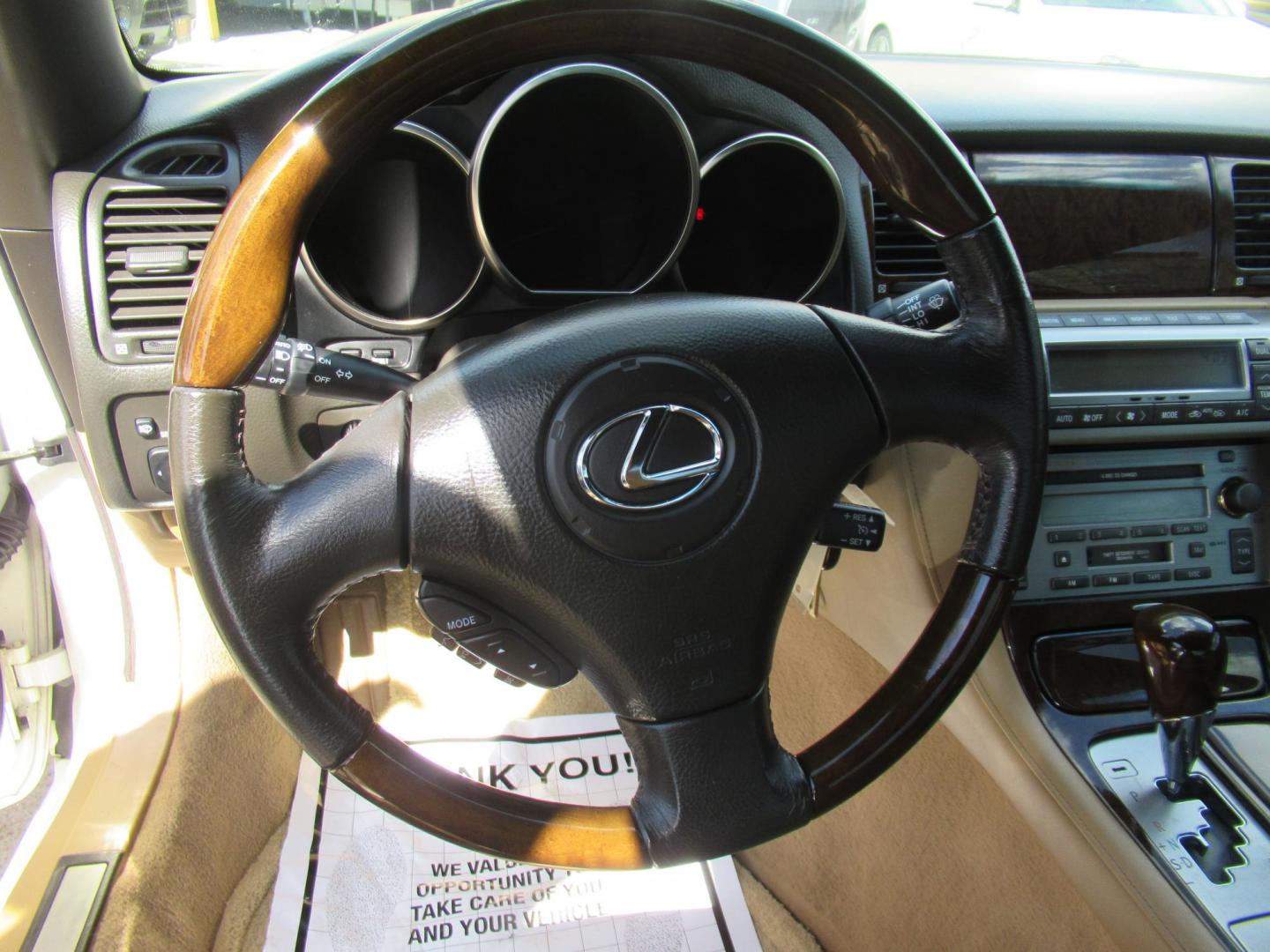 2006 White /Tan Lexus SC 430 Convertible (JTHFN48Y469) with an 4.3L V8 DOHC 32V engine, Automatic Overdrive transmission, located at 1511 North Shepherd Dr., Houston, TX, 77008, (281) 657-1221, 29.798361, -95.412560 - 2006 LEXUS SC 430 VIN: JTHFN48Y469004147 J T H F N 4 8 Y 4 6 9 0 0 4 1 4 7 CONVERTIBLE 4.3L V8 F DOHC 32V GASOLINE REAR WHEEL DRIVE - Photo#3