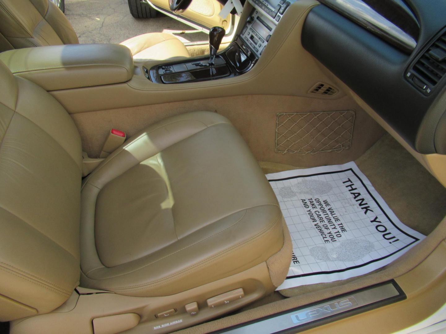 2006 White /Tan Lexus SC 430 Convertible (JTHFN48Y469) with an 4.3L V8 DOHC 32V engine, Automatic Overdrive transmission, located at 1511 North Shepherd Dr., Houston, TX, 77008, (281) 657-1221, 29.798361, -95.412560 - 2006 LEXUS SC 430 VIN: JTHFN48Y469004147 J T H F N 4 8 Y 4 6 9 0 0 4 1 4 7 CONVERTIBLE 4.3L V8 F DOHC 32V GASOLINE REAR WHEEL DRIVE - Photo#8