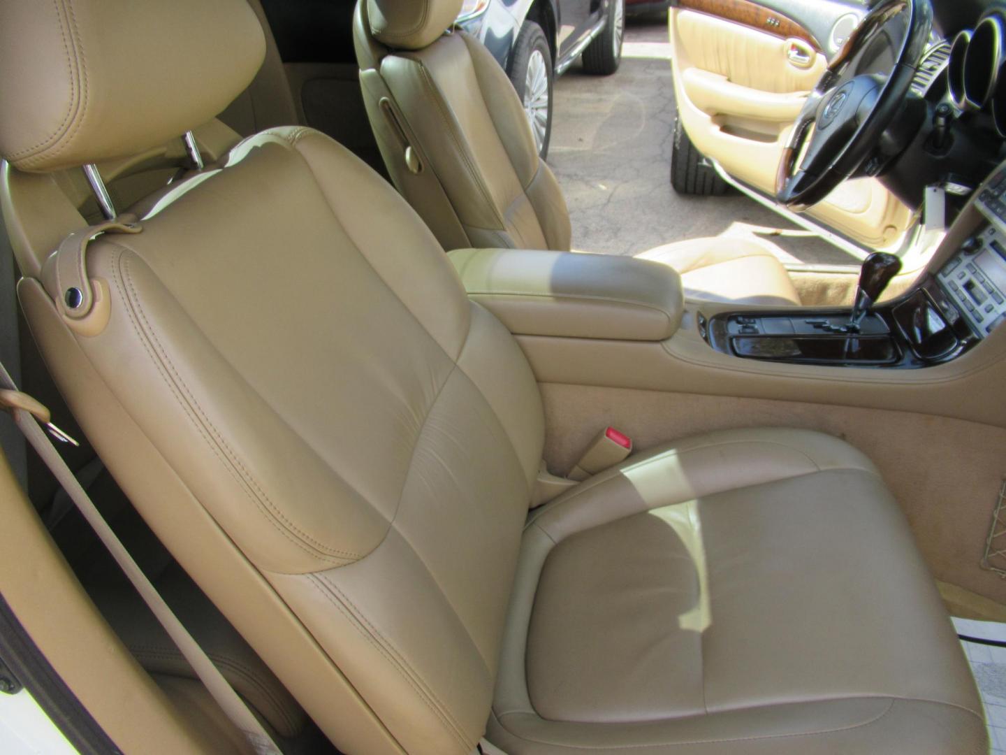 2006 White /Tan Lexus SC 430 Convertible (JTHFN48Y469) with an 4.3L V8 DOHC 32V engine, Automatic Overdrive transmission, located at 1511 North Shepherd Dr., Houston, TX, 77008, (281) 657-1221, 29.798361, -95.412560 - 2006 LEXUS SC 430 VIN: JTHFN48Y469004147 J T H F N 4 8 Y 4 6 9 0 0 4 1 4 7 CONVERTIBLE 4.3L V8 F DOHC 32V GASOLINE REAR WHEEL DRIVE - Photo#9