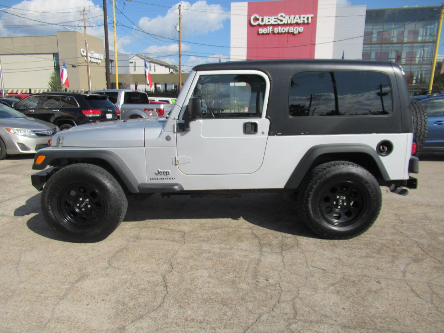 2005 Silver /Black Jeep Wrangler Unlimited (1J4FA44S65P) with an 4.0L L6 OHV 12V engine, located at 1511 North Shepherd Dr., Houston, TX, 77008, (281) 657-1221, 29.798361, -95.412560 - 2005 JEEP WRANGLER UNLIMITED VIN: 1J4FA44S65P359534 1 J 4 F A 4 4 S 6 5 P 3 5 9 5 3 4 UTILITY (BLAZER, JIMMY, SCOUT, ETC.) 4.0L I6 F GASOLINE REAR WHEEL DRIVE W/ 4X4 - Photo#14