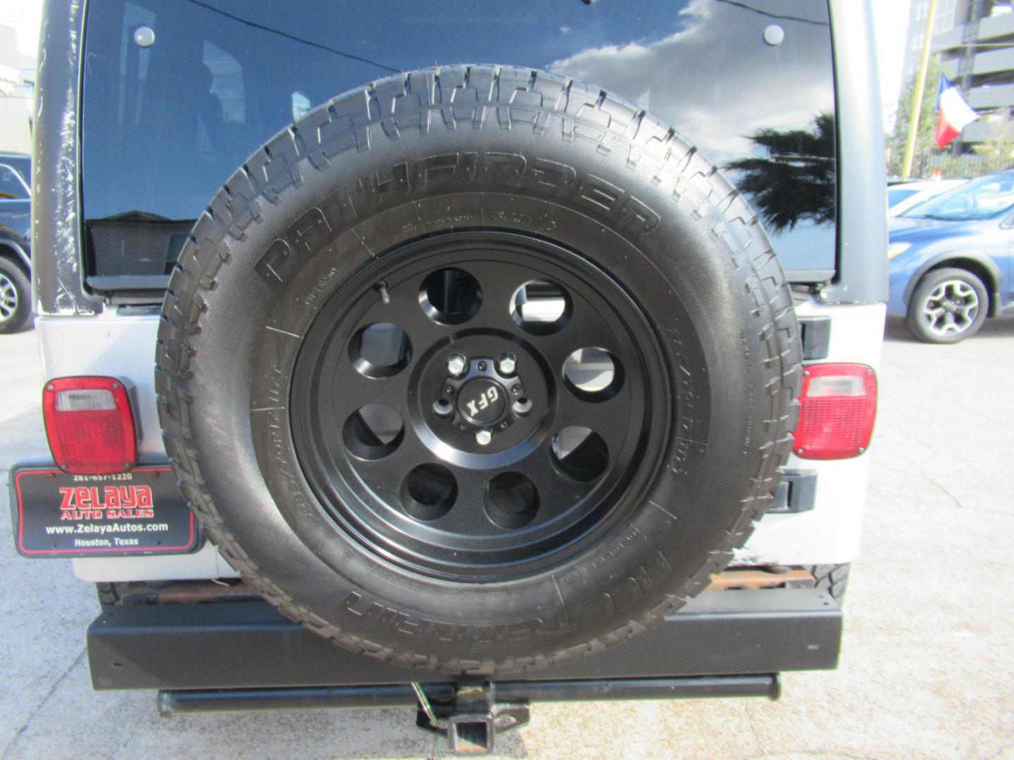 2005 Silver /Black Jeep Wrangler Unlimited (1J4FA44S65P) with an 4.0L L6 OHV 12V engine, located at 1511 North Shepherd Dr., Houston, TX, 77008, (281) 657-1221, 29.798361, -95.412560 - 2005 JEEP WRANGLER UNLIMITED VIN: 1J4FA44S65P359534 1 J 4 F A 4 4 S 6 5 P 3 5 9 5 3 4 UTILITY (BLAZER, JIMMY, SCOUT, ETC.) 4.0L I6 F GASOLINE REAR WHEEL DRIVE W/ 4X4 - Photo#18