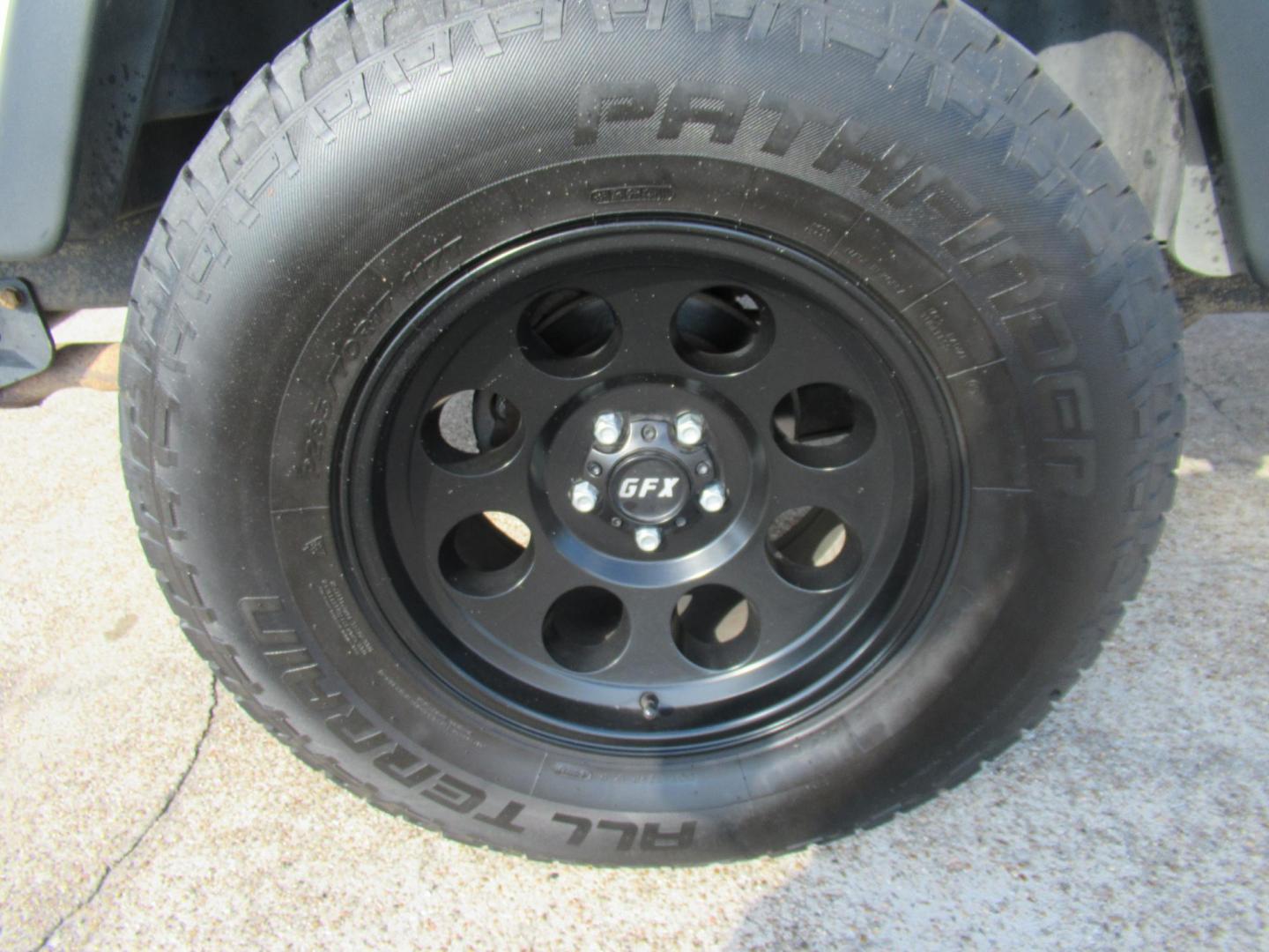 2005 Silver /Black Jeep Wrangler Unlimited (1J4FA44S65P) with an 4.0L L6 OHV 12V engine, located at 1511 North Shepherd Dr., Houston, TX, 77008, (281) 657-1221, 29.798361, -95.412560 - 2005 JEEP WRANGLER UNLIMITED VIN: 1J4FA44S65P359534 1 J 4 F A 4 4 S 6 5 P 3 5 9 5 3 4 UTILITY (BLAZER, JIMMY, SCOUT, ETC.) 4.0L I6 F GASOLINE REAR WHEEL DRIVE W/ 4X4 - Photo#19