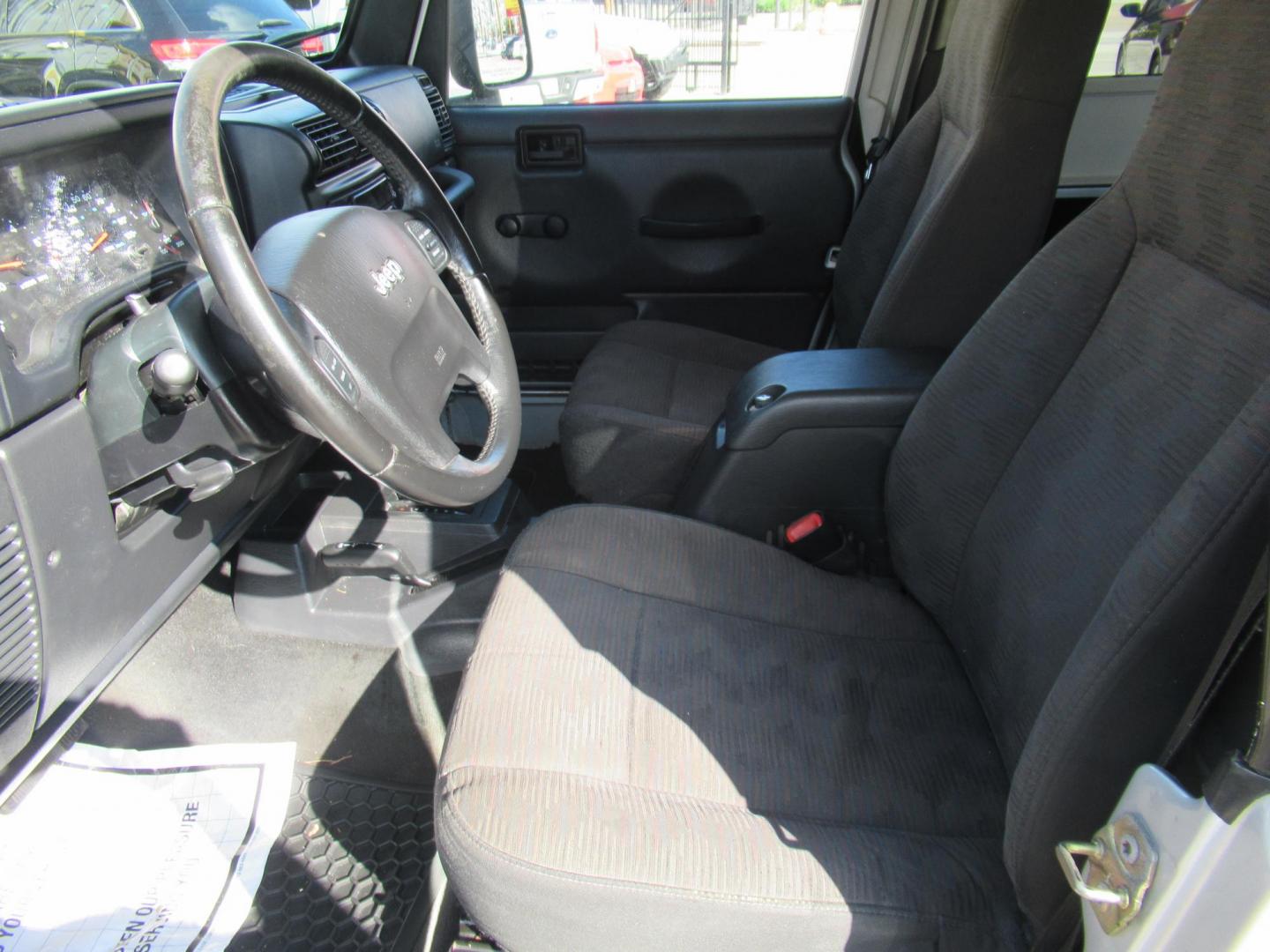 2005 Silver /Black Jeep Wrangler Unlimited (1J4FA44S65P) with an 4.0L L6 OHV 12V engine, located at 1511 North Shepherd Dr., Houston, TX, 77008, (281) 657-1221, 29.798361, -95.412560 - 2005 JEEP WRANGLER UNLIMITED VIN: 1J4FA44S65P359534 1 J 4 F A 4 4 S 6 5 P 3 5 9 5 3 4 UTILITY (BLAZER, JIMMY, SCOUT, ETC.) 4.0L I6 F GASOLINE REAR WHEEL DRIVE W/ 4X4 - Photo#2