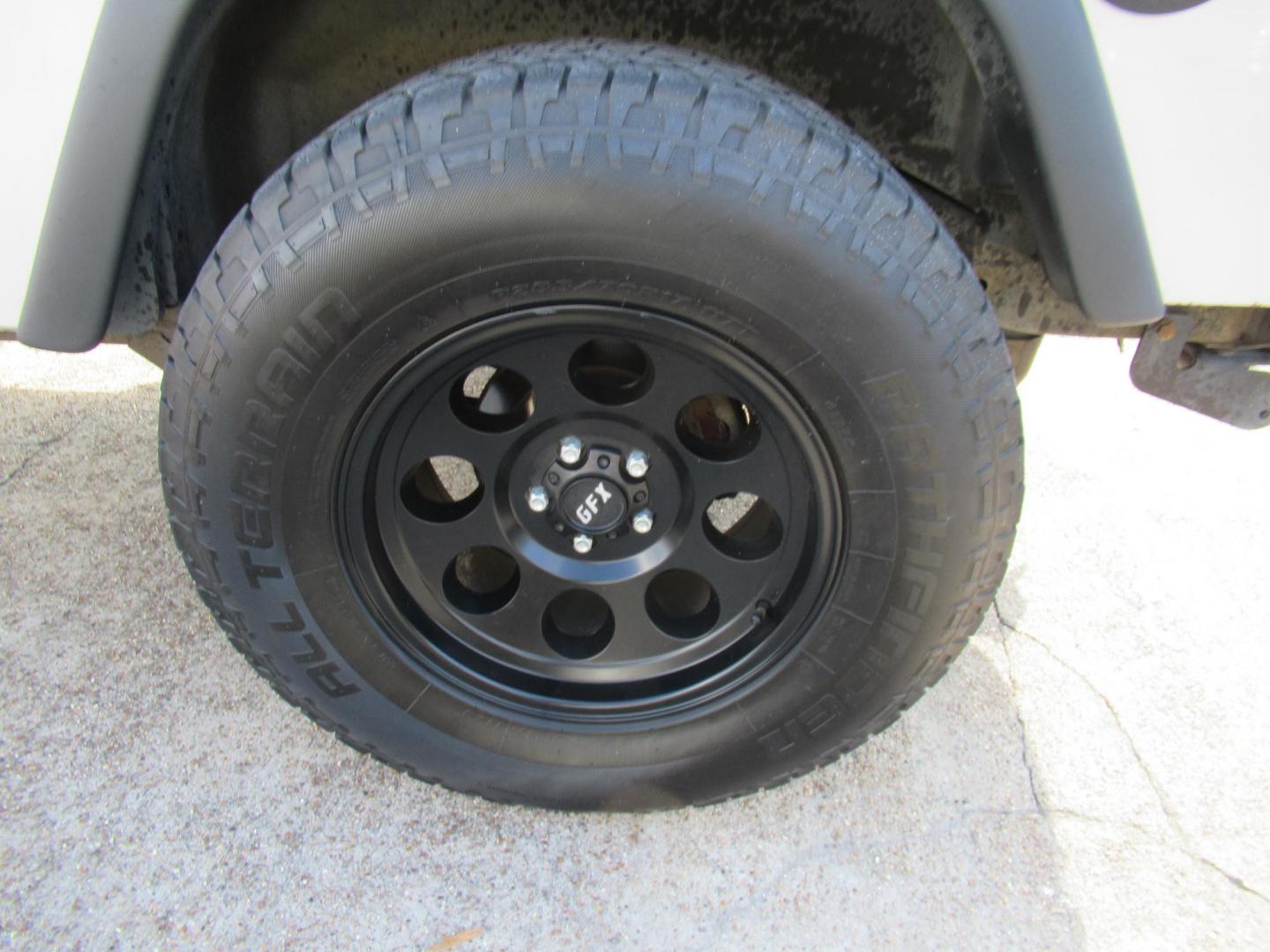 2005 Silver /Black Jeep Wrangler Unlimited (1J4FA44S65P) with an 4.0L L6 OHV 12V engine, located at 1511 North Shepherd Dr., Houston, TX, 77008, (281) 657-1221, 29.798361, -95.412560 - 2005 JEEP WRANGLER UNLIMITED VIN: 1J4FA44S65P359534 1 J 4 F A 4 4 S 6 5 P 3 5 9 5 3 4 UTILITY (BLAZER, JIMMY, SCOUT, ETC.) 4.0L I6 F GASOLINE REAR WHEEL DRIVE W/ 4X4 - Photo#23