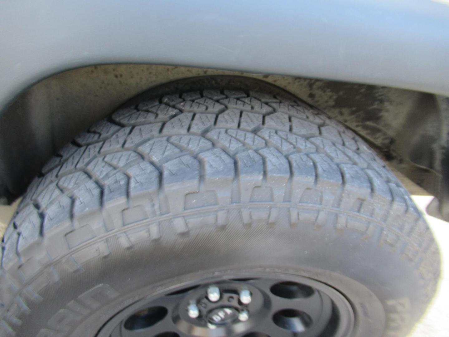 2005 Silver /Black Jeep Wrangler Unlimited (1J4FA44S65P) with an 4.0L L6 OHV 12V engine, located at 1511 North Shepherd Dr., Houston, TX, 77008, (281) 657-1221, 29.798361, -95.412560 - 2005 JEEP WRANGLER UNLIMITED VIN: 1J4FA44S65P359534 1 J 4 F A 4 4 S 6 5 P 3 5 9 5 3 4 UTILITY (BLAZER, JIMMY, SCOUT, ETC.) 4.0L I6 F GASOLINE REAR WHEEL DRIVE W/ 4X4 - Photo#24