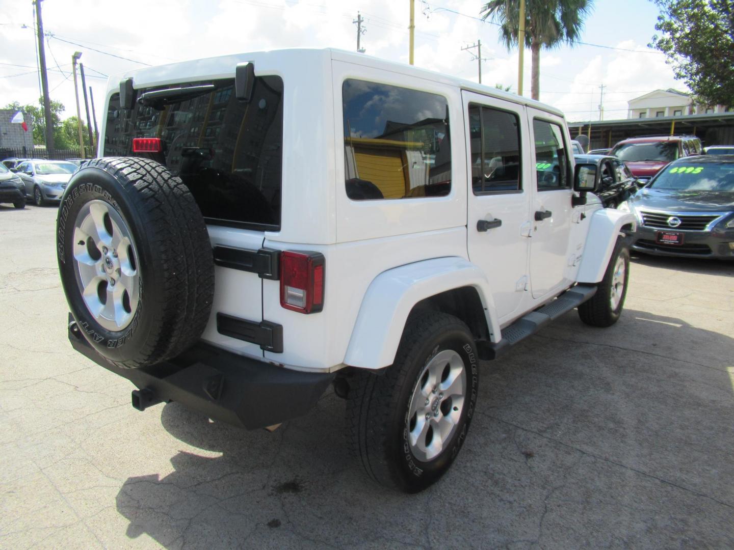 2013 White /Brown Jeep Wrangler Unlimited Sahara 4WD (1C4HJWEG7DL) with an 3.6L V6 DOHC 24V FFV engine, Automatic transmission, located at 1511 North Shepherd Dr., Houston, TX, 77008, (281) 657-1221, 29.798361, -95.412560 - 2013 JEEP WRANGLER UNLIMITED SAHARA VIN: 1C4HJWEG7DL579209 1 C 4 H J W E G 7 D L 5 7 9 2 0 9 4 DOOR WAGON/SPORT UTILITY 3.6L V6 F DOHC 24V GASOLINE REAR WHEEL DRIVE W/ 4X4 - Photo#11