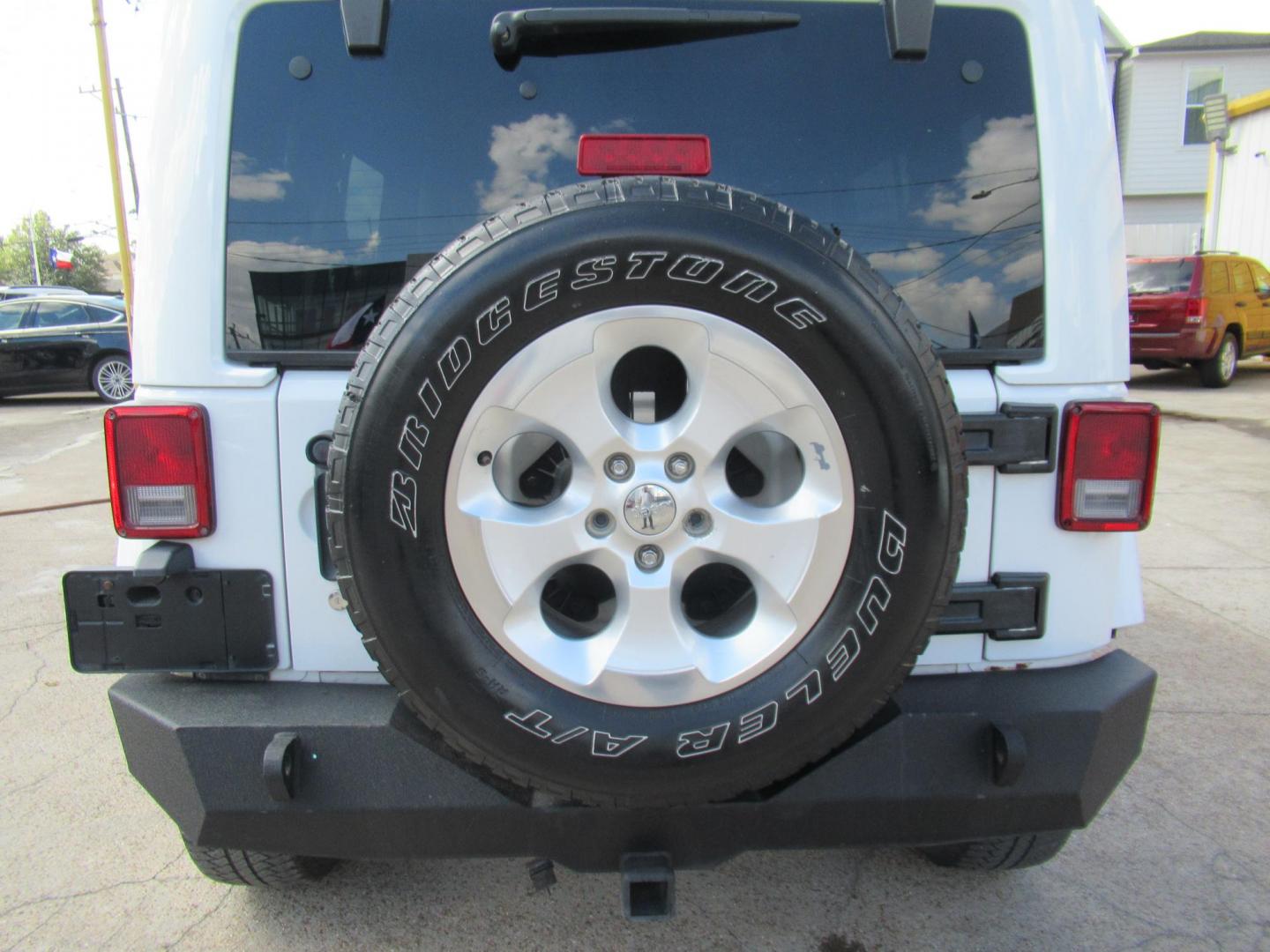 2013 White /Brown Jeep Wrangler Unlimited Sahara 4WD (1C4HJWEG7DL) with an 3.6L V6 DOHC 24V FFV engine, Automatic transmission, located at 1511 North Shepherd Dr., Houston, TX, 77008, (281) 657-1221, 29.798361, -95.412560 - 2013 JEEP WRANGLER UNLIMITED SAHARA VIN: 1C4HJWEG7DL579209 1 C 4 H J W E G 7 D L 5 7 9 2 0 9 4 DOOR WAGON/SPORT UTILITY 3.6L V6 F DOHC 24V GASOLINE REAR WHEEL DRIVE W/ 4X4 - Photo#13