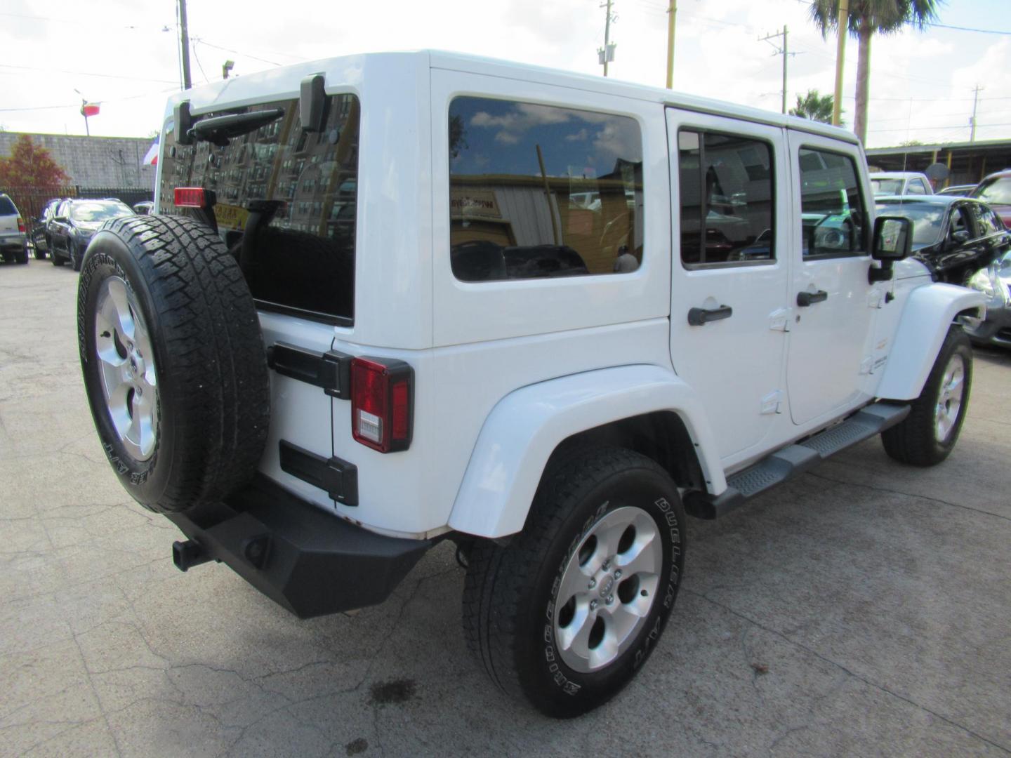 2013 White /Brown Jeep Wrangler Unlimited Sahara 4WD (1C4HJWEG7DL) with an 3.6L V6 DOHC 24V FFV engine, Automatic transmission, located at 1511 North Shepherd Dr., Houston, TX, 77008, (281) 657-1221, 29.798361, -95.412560 - 2013 JEEP WRANGLER UNLIMITED SAHARA VIN: 1C4HJWEG7DL579209 1 C 4 H J W E G 7 D L 5 7 9 2 0 9 4 DOOR WAGON/SPORT UTILITY 3.6L V6 F DOHC 24V GASOLINE REAR WHEEL DRIVE W/ 4X4 - Photo#14