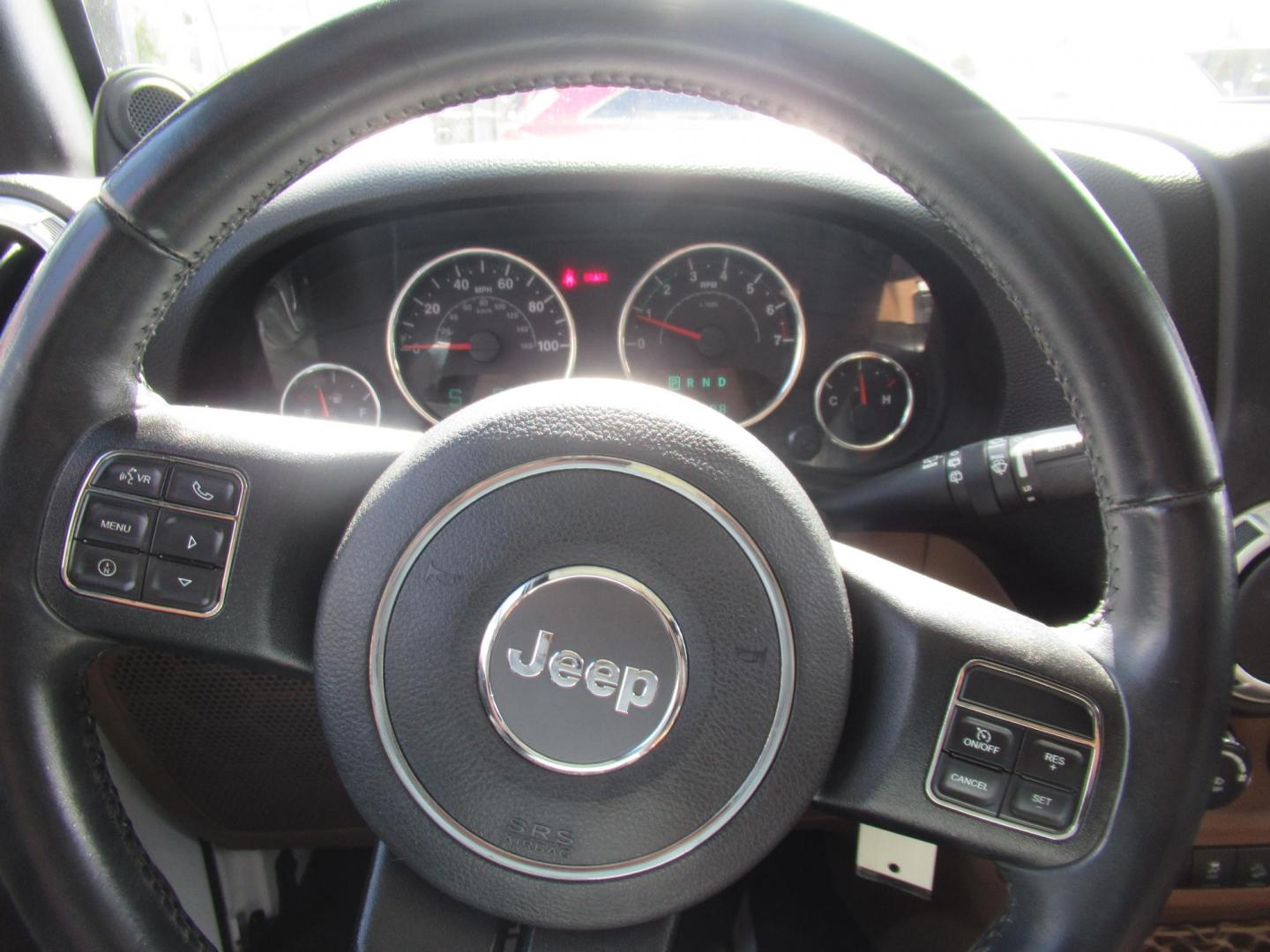 2013 White /Brown Jeep Wrangler Unlimited Sahara 4WD (1C4HJWEG7DL) with an 3.6L V6 DOHC 24V FFV engine, Automatic transmission, located at 1511 North Shepherd Dr., Houston, TX, 77008, (281) 657-1221, 29.798361, -95.412560 - 2013 JEEP WRANGLER UNLIMITED SAHARA VIN: 1C4HJWEG7DL579209 1 C 4 H J W E G 7 D L 5 7 9 2 0 9 4 DOOR WAGON/SPORT UTILITY 3.6L V6 F DOHC 24V GASOLINE REAR WHEEL DRIVE W/ 4X4 - Photo#21