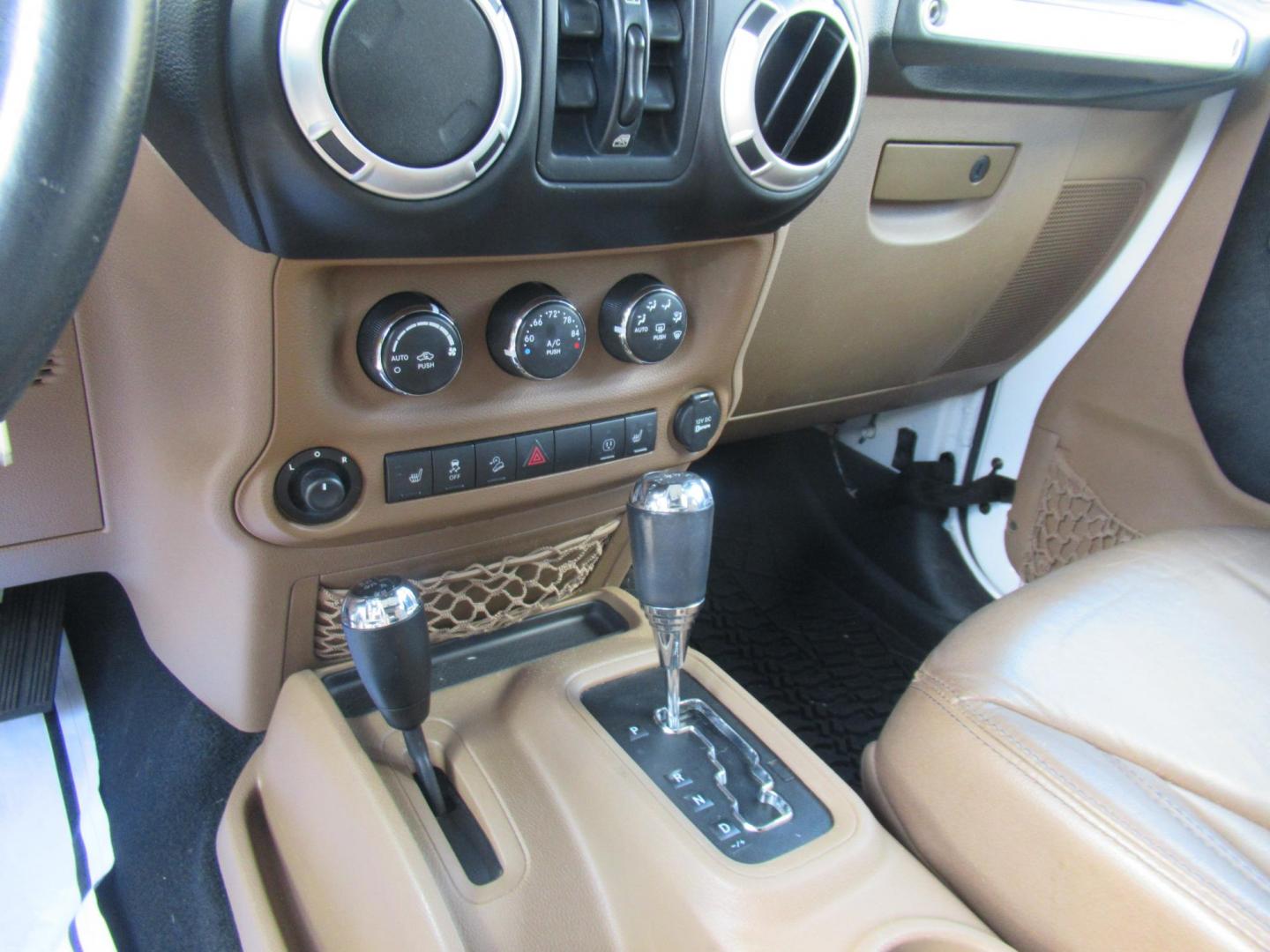 2013 White /Brown Jeep Wrangler Unlimited Sahara 4WD (1C4HJWEG7DL) with an 3.6L V6 DOHC 24V FFV engine, Automatic transmission, located at 1511 North Shepherd Dr., Houston, TX, 77008, (281) 657-1221, 29.798361, -95.412560 - 2013 JEEP WRANGLER UNLIMITED SAHARA VIN: 1C4HJWEG7DL579209 1 C 4 H J W E G 7 D L 5 7 9 2 0 9 4 DOOR WAGON/SPORT UTILITY 3.6L V6 F DOHC 24V GASOLINE REAR WHEEL DRIVE W/ 4X4 - Photo#4