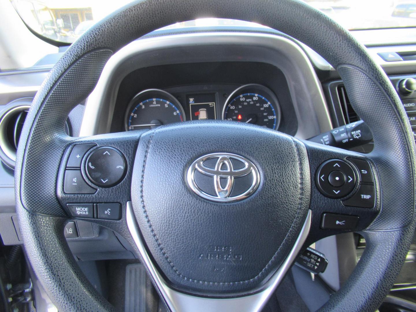 2017 Gray /Gray Toyota RAV4 LE FWD (JTMZFREV6HJ) with an 2.5L L4 DOHC 16V engine, Automatic transmission, located at 1511 North Shepherd Dr., Houston, TX, 77008, (281) 657-1221, 29.798361, -95.412560 - 2017 TOYOTA RAV4 LE VIN: JTMZFREV6HJ708046 J T M Z F R E V 6 H J 7 0 8 0 4 6 4 DOOR WAGON/SPORT UTILITY 2.5L I4 F DOHC 16V GASOLINE FRONT WHEEL DRIVE - Photo#4