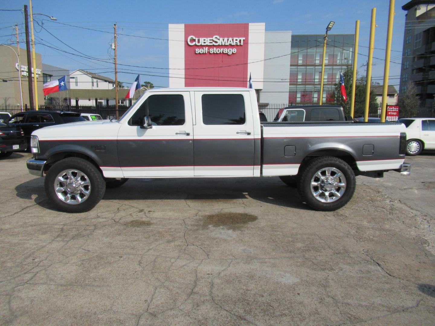 1997 White /Gray Ford F-250 XL HD Crew Cab 2WD (1FTHW25F7VE) with an 7.3L V8 OHV 16V TURBO DIESEL engine, located at 1511 North Shepherd Dr., Houston, TX, 77008, (281) 657-1221, 29.798361, -95.412560 - 1997 FORD F-250 XL VIN: 1FTHW25F7VEA75749 Diesel 1997 FORD F-250 XL VIN: 1FTHW25F7VEA75749 1 F T H W 2 5 F 7 V E A 7 5 7 4 9 CREW PICKUP 7.3L V8 F DIESEL REAR WHEEL DRIVE - Photo#17