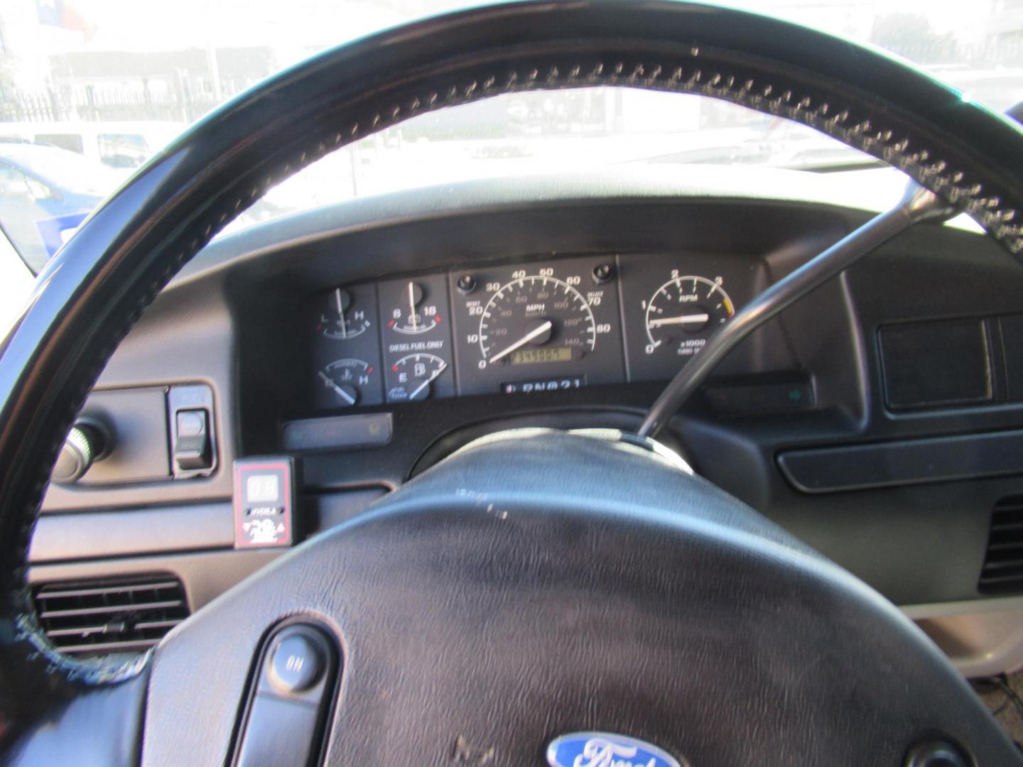 1997 White /Gray Ford F-250 XL HD Crew Cab 2WD (1FTHW25F7VE) with an 7.3L V8 OHV 16V TURBO DIESEL engine, located at 1511 North Shepherd Dr., Houston, TX, 77008, (281) 657-1221, 29.798361, -95.412560 - 1997 FORD F-250 XL VIN: 1FTHW25F7VEA75749 Diesel 1997 FORD F-250 XL VIN: 1FTHW25F7VEA75749 1 F T H W 2 5 F 7 V E A 7 5 7 4 9 CREW PICKUP 7.3L V8 F DIESEL REAR WHEEL DRIVE - Photo#3