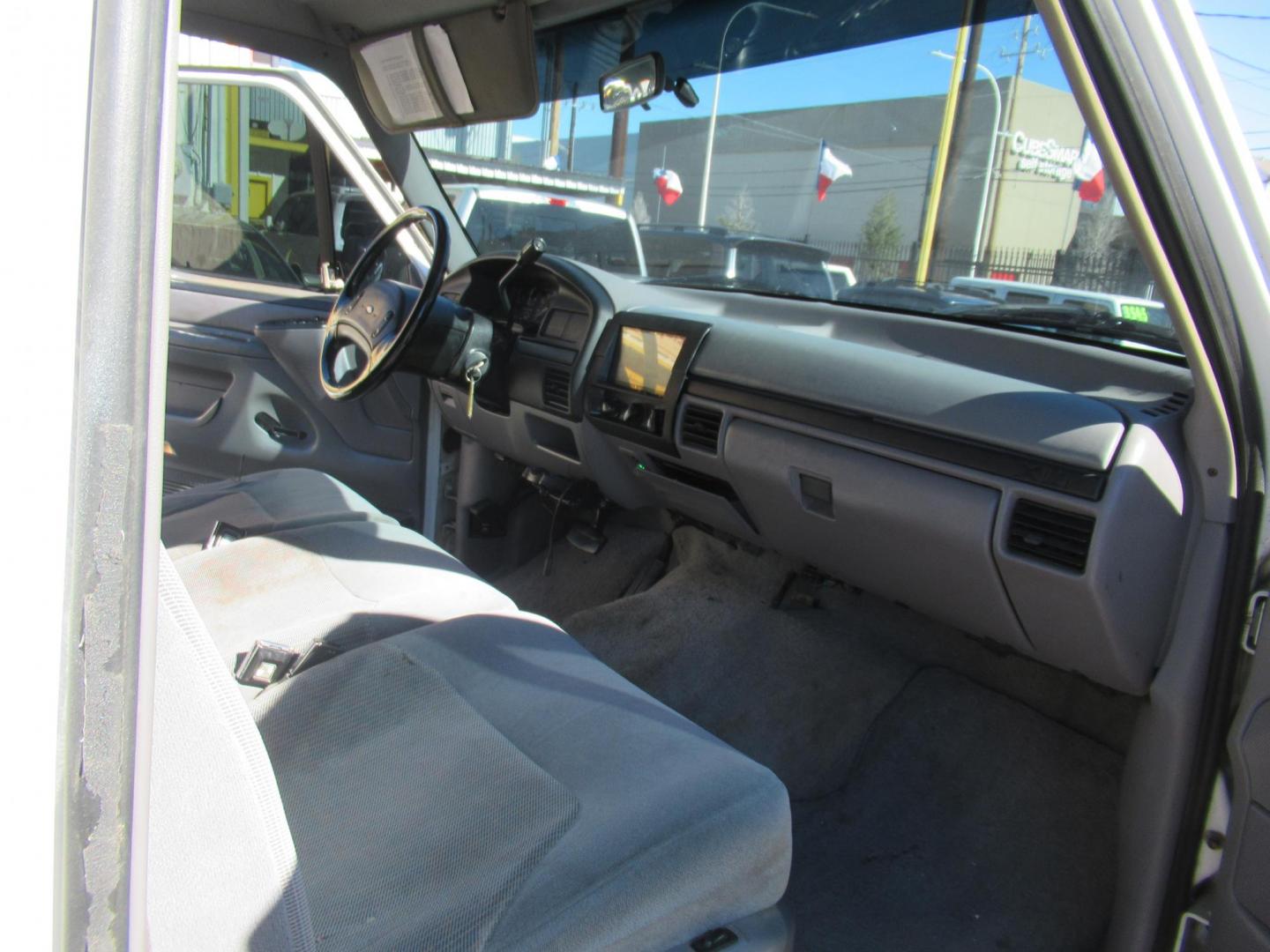 1997 White /Gray Ford F-250 XL HD Crew Cab 2WD (1FTHW25F7VE) with an 7.3L V8 OHV 16V TURBO DIESEL engine, located at 1511 North Shepherd Dr., Houston, TX, 77008, (281) 657-1221, 29.798361, -95.412560 - 1997 FORD F-250 XL VIN: 1FTHW25F7VEA75749 Diesel 1997 FORD F-250 XL VIN: 1FTHW25F7VEA75749 1 F T H W 2 5 F 7 V E A 7 5 7 4 9 CREW PICKUP 7.3L V8 F DIESEL REAR WHEEL DRIVE - Photo#7