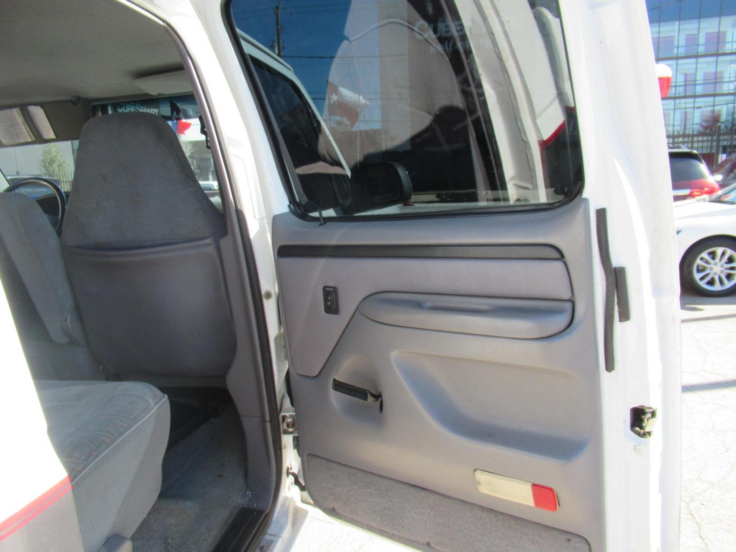 1997 White /Gray Ford F-250 XL HD Crew Cab 2WD (1FTHW25F7VE) with an 7.3L V8 OHV 16V TURBO DIESEL engine, located at 1511 North Shepherd Dr., Houston, TX, 77008, (281) 657-1221, 29.798361, -95.412560 - 1997 FORD F-250 XL VIN: 1FTHW25F7VEA75749 Diesel 1997 FORD F-250 XL VIN: 1FTHW25F7VEA75749 1 F T H W 2 5 F 7 V E A 7 5 7 4 9 CREW PICKUP 7.3L V8 F DIESEL REAR WHEEL DRIVE - Photo#9