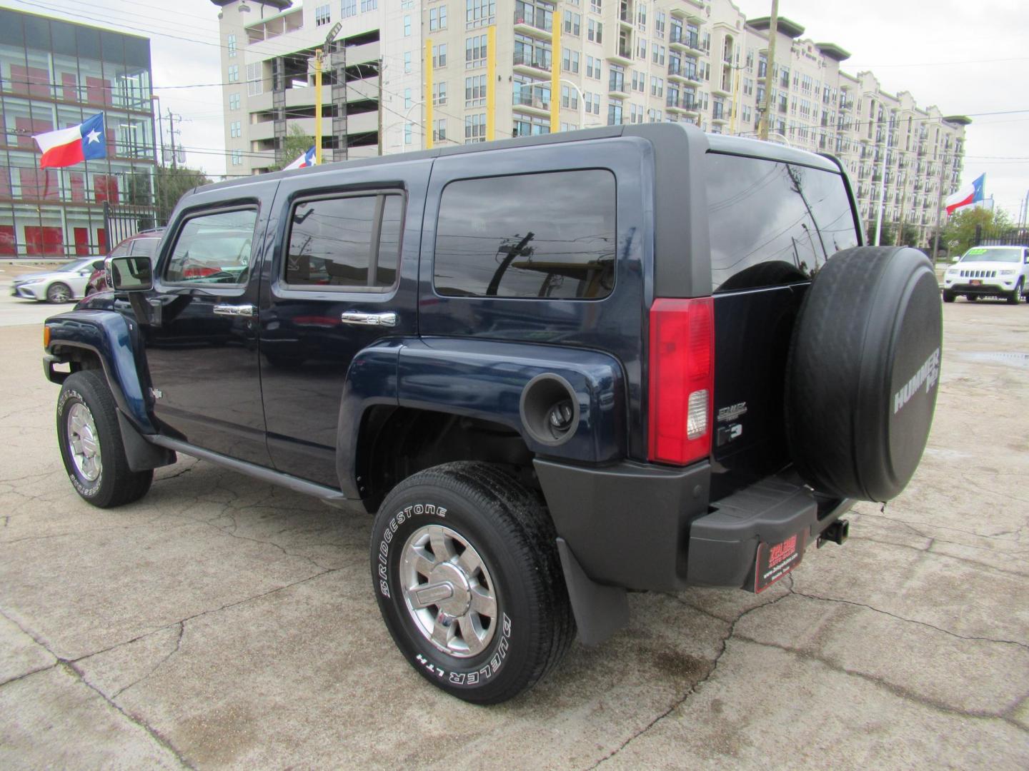 2008 Blue /Black Hummer H3 Base (5GTEN13E288) with an 3.7L L5 DOHC 20V engine, Automatic transmission, located at 1511 North Shepherd Dr., Houston, TX, 77008, (281) 657-1221, 29.798361, -95.412560 - 2008 HUMMER H3 VIN: 5GTEN13E288181466 5 G T E N 1 3 E 2 8 8 1 8 1 4 6 6 4 DOOR WAGON/SPORT UTILITY 3.7L I5 F DOHC GASOLINE ALL WHEEL DRIVE - Photo#21