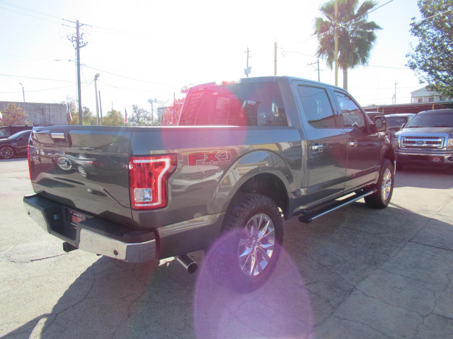 2016 Gray /Gray Ford F-150 XLT SuperCrew 6.5-ft. Bed 4WD (1FTEW1EG7GK) with an 3.5L V6 TURBO engine, Automatic transmission, located at 1511 North Shepherd Dr., Houston, TX, 77008, (281) 657-1221, 29.798361, -95.412560 - 1FTEW1EG7GKE16643 2016 FORD F-150 XLT VIN: 1FTEW1EG7GKE16643 1 F T E W 1 E G 7 G K E 1 6 6 4 3 CREW PICKUP 3.5L V6 F DOHC 24V GASOLINE REAR WHEEL DRIVE W/ 4X4 - Photo#27