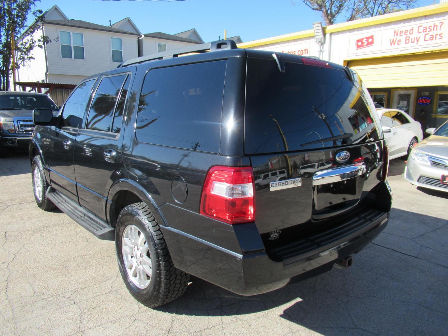 2013 Black /Tan Ford Expedition 2WD (1FMJU1H53DE) with an 5.4L V8 SOHC 16V FFV engine, Automatic transmission, located at 1511 North Shepherd Dr., Houston, TX, 77008, (281) 657-1221, 29.798361, -95.412560 - 2013 FORD EXPEDITION XLT VIN: 1FMJU1H53DEF31504 1 F M J U 1 H 5 3 D E F 3 1 5 0 4 4 DOOR WAGON/SPORT UTILITY 5.4L V8 F SOHC 24V FLEX FUEL REAR WHEEL DRIVE - Photo#20