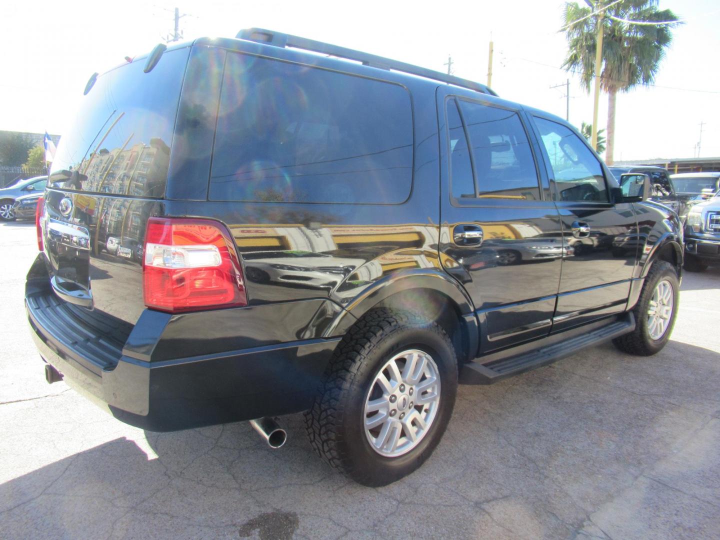 2013 Black /Tan Ford Expedition 2WD (1FMJU1H53DE) with an 5.4L V8 SOHC 16V FFV engine, Automatic transmission, located at 1511 North Shepherd Dr., Houston, TX, 77008, (281) 657-1221, 29.798361, -95.412560 - 2013 FORD EXPEDITION XLT VIN: 1FMJU1H53DEF31504 1 F M J U 1 H 5 3 D E F 3 1 5 0 4 4 DOOR WAGON/SPORT UTILITY 5.4L V8 F SOHC 24V FLEX FUEL REAR WHEEL DRIVE - Photo#21