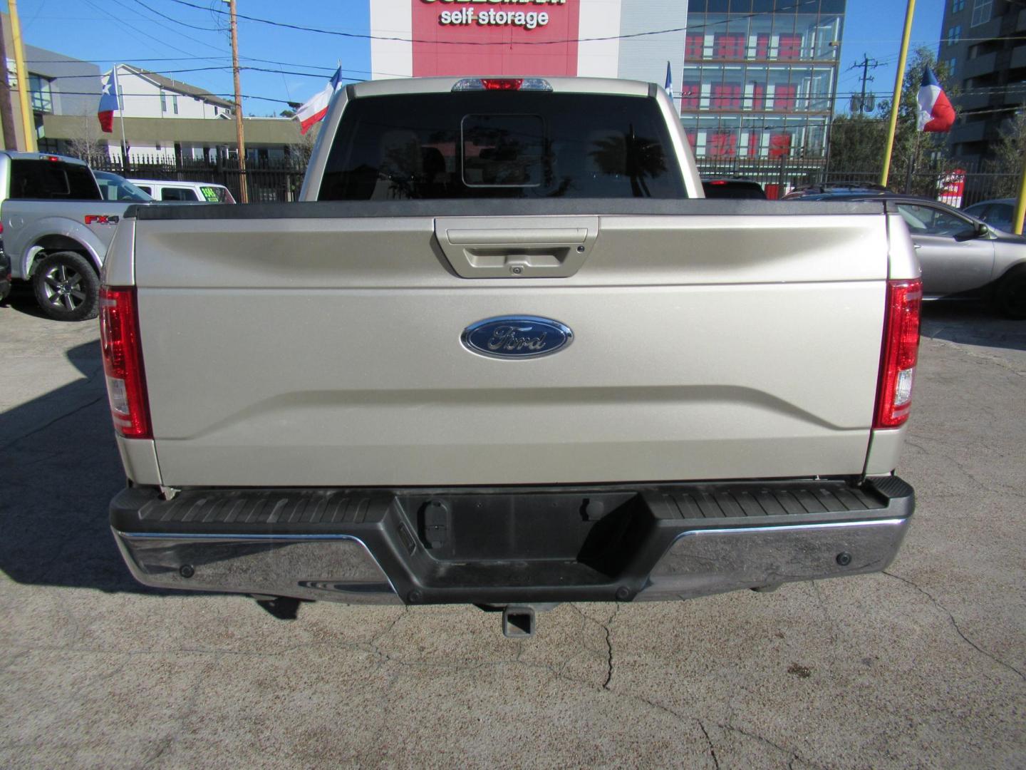 2017 Gold /Tan Ford F-150 Lariat SuperCrew 5.5-ft. Bed 4WD (1FTEW1EP6HF) with an 2.7L V6 DOHC 24V engine, Automatic transmission, located at 1511 North Shepherd Dr., Houston, TX, 77008, (281) 657-1221, 29.798361, -95.412560 - 2017 FORD F-150 LARIAT VIN: 1FTEW1EP6HFC50593 1 F T E W 1 E P 6 H F C 5 0 5 9 3 CREW PICKUP 2.7L V6 F DOHC 24V GASOLINE REAR WHEEL DRIVE W/ 4X4 - Photo#18