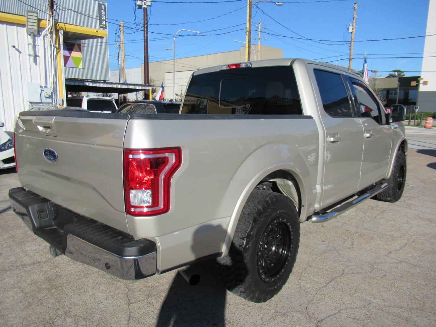 2017 Gold /Tan Ford F-150 Lariat SuperCrew 5.5-ft. Bed 4WD (1FTEW1EP6HF) with an 2.7L V6 DOHC 24V engine, Automatic transmission, located at 1511 North Shepherd Dr., Houston, TX, 77008, (281) 657-1221, 29.798361, -95.412560 - 2017 FORD F-150 LARIAT VIN: 1FTEW1EP6HFC50593 1 F T E W 1 E P 6 H F C 5 0 5 9 3 CREW PICKUP 2.7L V6 F DOHC 24V GASOLINE REAR WHEEL DRIVE W/ 4X4 - Photo#19