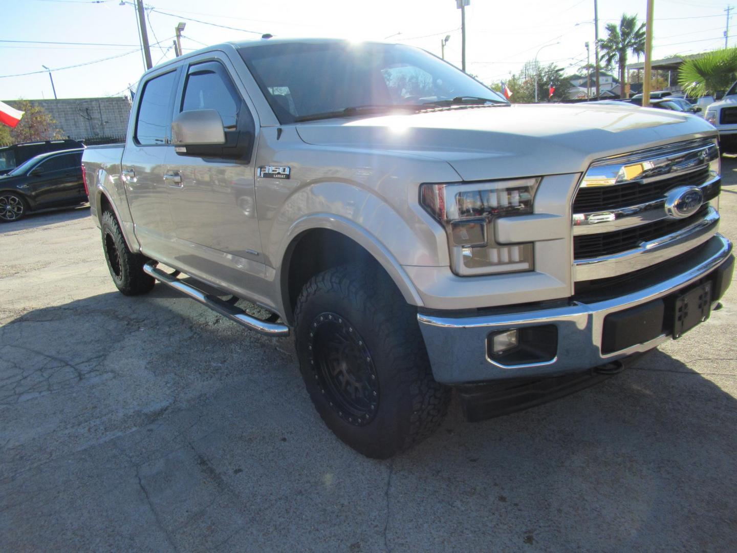 2017 Gold /Tan Ford F-150 Lariat SuperCrew 5.5-ft. Bed 4WD (1FTEW1EP6HF) with an 2.7L V6 DOHC 24V engine, Automatic transmission, located at 1511 North Shepherd Dr., Houston, TX, 77008, (281) 657-1221, 29.798361, -95.412560 - 2017 FORD F-150 LARIAT VIN: 1FTEW1EP6HFC50593 1 F T E W 1 E P 6 H F C 5 0 5 9 3 CREW PICKUP 2.7L V6 F DOHC 24V GASOLINE REAR WHEEL DRIVE W/ 4X4 - Photo#29