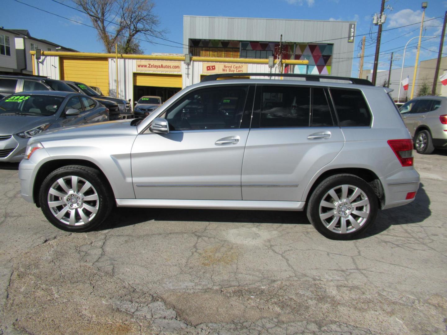 2011 Silver /Black Mercedes-Benz GLK-Class GLK350 (WDCGG5GB4BF) with an V6 engine, 7-Speed Automatic transmission, located at 1511 North Shepherd Dr., Houston, TX, 77008, (281) 657-1221, 29.798361, -95.412560 - 2011 MERCEDES-BENZ GLK 350 VIN: WDCGG5GB4BF642858 W D C G G 5 G B 4 B F 6 4 2 8 5 8 4 DOOR WAGON/SPORT UTILITY 3.5L V6 F DOHC 24V GASOLINE REAR WHEEL DRIVE - Photo#0