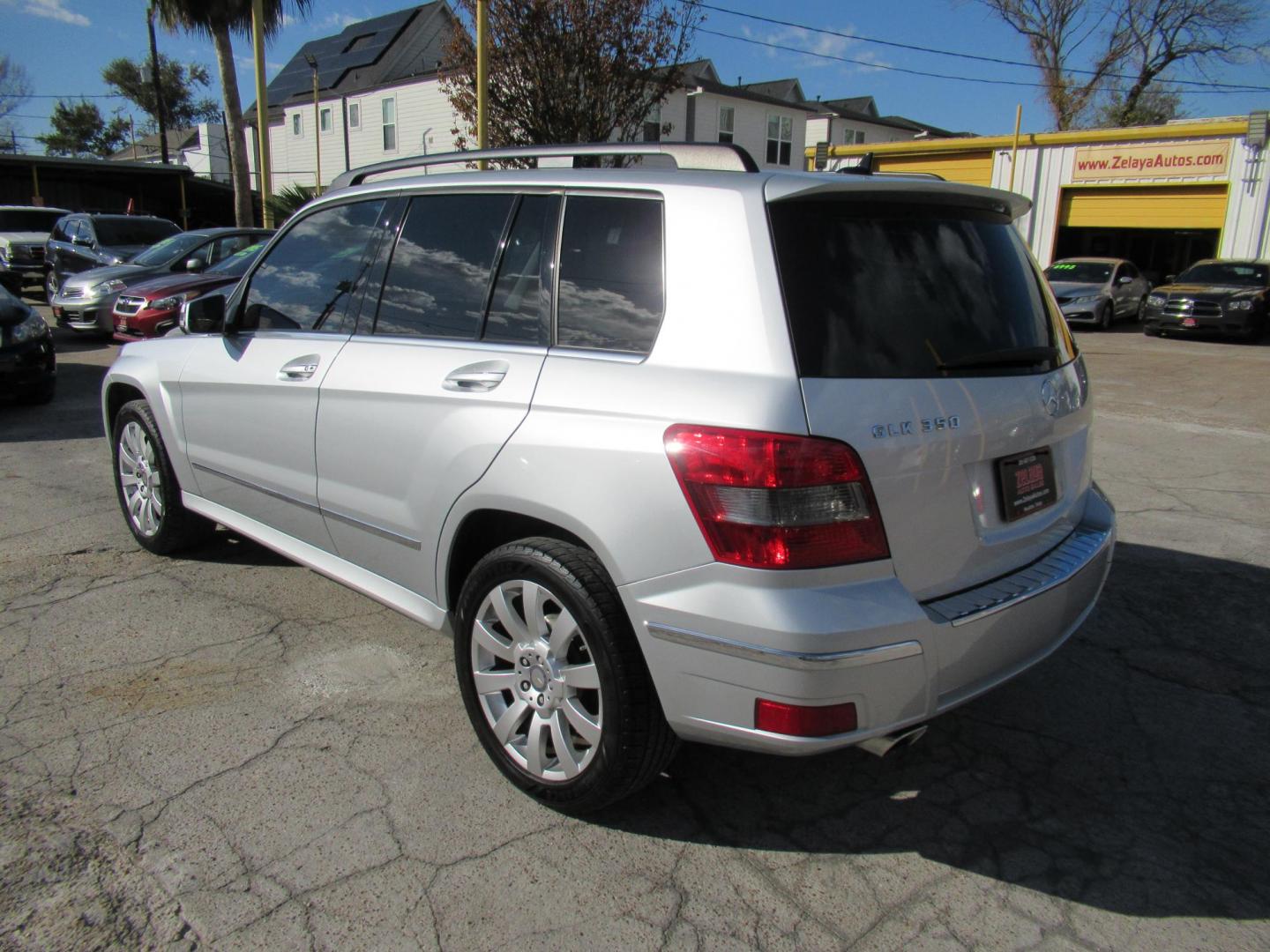 2011 Silver /Black Mercedes-Benz GLK-Class GLK350 (WDCGG5GB4BF) with an V6 engine, 7-Speed Automatic transmission, located at 1511 North Shepherd Dr., Houston, TX, 77008, (281) 657-1221, 29.798361, -95.412560 - 2011 MERCEDES-BENZ GLK 350 VIN: WDCGG5GB4BF642858 W D C G G 5 G B 4 B F 6 4 2 8 5 8 4 DOOR WAGON/SPORT UTILITY 3.5L V6 F DOHC 24V GASOLINE REAR WHEEL DRIVE - Photo#20