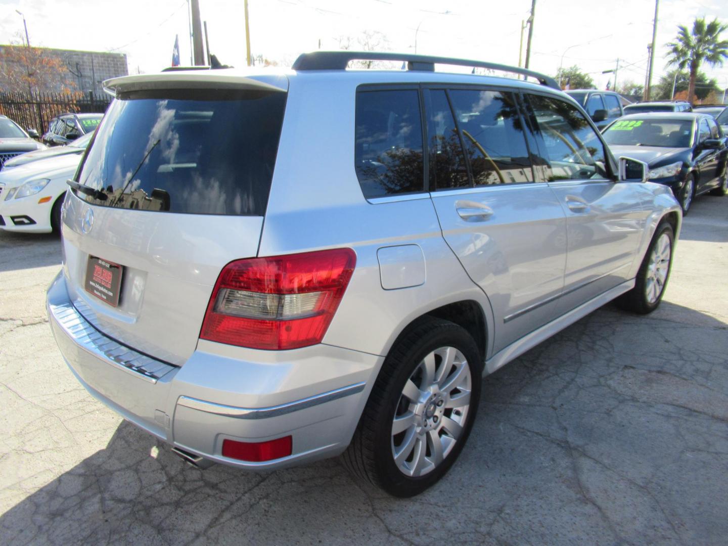 2011 Silver /Black Mercedes-Benz GLK-Class GLK350 (WDCGG5GB4BF) with an V6 engine, 7-Speed Automatic transmission, located at 1511 North Shepherd Dr., Houston, TX, 77008, (281) 657-1221, 29.798361, -95.412560 - 2011 MERCEDES-BENZ GLK 350 VIN: WDCGG5GB4BF642858 W D C G G 5 G B 4 B F 6 4 2 8 5 8 4 DOOR WAGON/SPORT UTILITY 3.5L V6 F DOHC 24V GASOLINE REAR WHEEL DRIVE - Photo#22