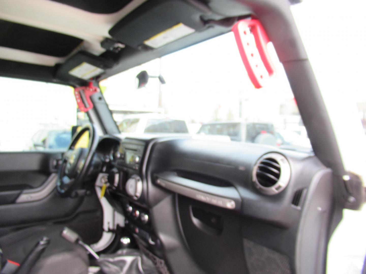 2017 White /Black Jeep Wrangler Unlimited Sport 4WD (1C4BJWDG4HL) with an 3.6L V6 DOHC 24V FFV engine, Manual transmission, located at 1511 North Shepherd Dr., Houston, TX, 77008, (281) 657-1221, 29.798361, -95.412560 - 2017 JEEP WRANGLER UNLIMITED SPORT VIN: 1C4BJWDG4HL597308 1 C 4 B J W D G 4 H L 5 9 7 3 0 8 4 DOOR WAGON/SPORT UTILITY 3.6L V6 F DOHC 24V GASOLINE REAR WHEEL DRIVE W/ 4X4 - Photo#19