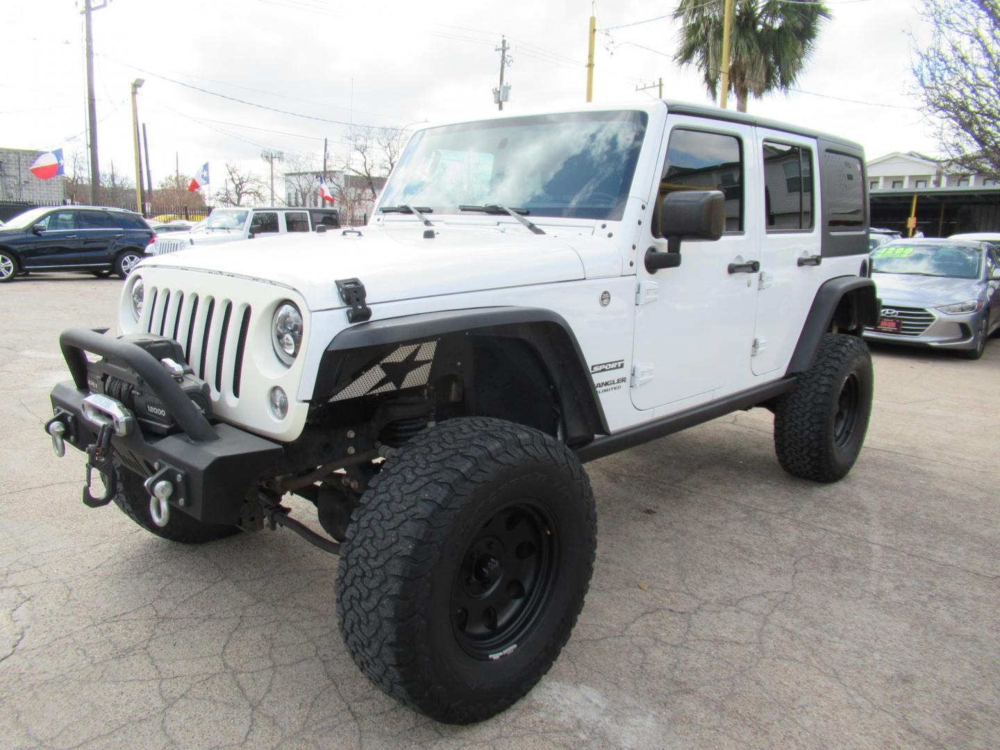 2017 White /Black Jeep Wrangler Unlimited Sport 4WD (1C4BJWDG4HL) with an 3.6L V6 DOHC 24V FFV engine, Manual transmission, located at 1511 North Shepherd Dr., Houston, TX, 77008, (281) 657-1221, 29.798361, -95.412560 - 2017 JEEP WRANGLER UNLIMITED SPORT VIN: 1C4BJWDG4HL597308 1 C 4 B J W D G 4 H L 5 9 7 3 0 8 4 DOOR WAGON/SPORT UTILITY 3.6L V6 F DOHC 24V GASOLINE REAR WHEEL DRIVE W/ 4X4 - Photo#8