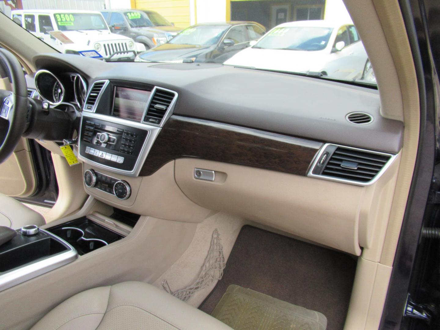 2015 Blue /Tan Mercedes-Benz M-Class ML350 (4JGDA5JB7FA) with an 3.5L V6 DOHC 24V engine, Automatic transmission, located at 1511 North Shepherd Dr., Houston, TX, 77008, (281) 657-1221, 29.798361, -95.412560 - 2015 MERCEDES-BENZ M-CLASS ML 350 VIN: 4JGDA5JB7FA454529 4 J G D A 5 J B 7 F A 4 5 4 5 2 9 4 DOOR WAGON/SPORT UTILITY 3.5L V6 F DOHC 24V GASOLINE REAR WHEEL DRIVE - Photo#19