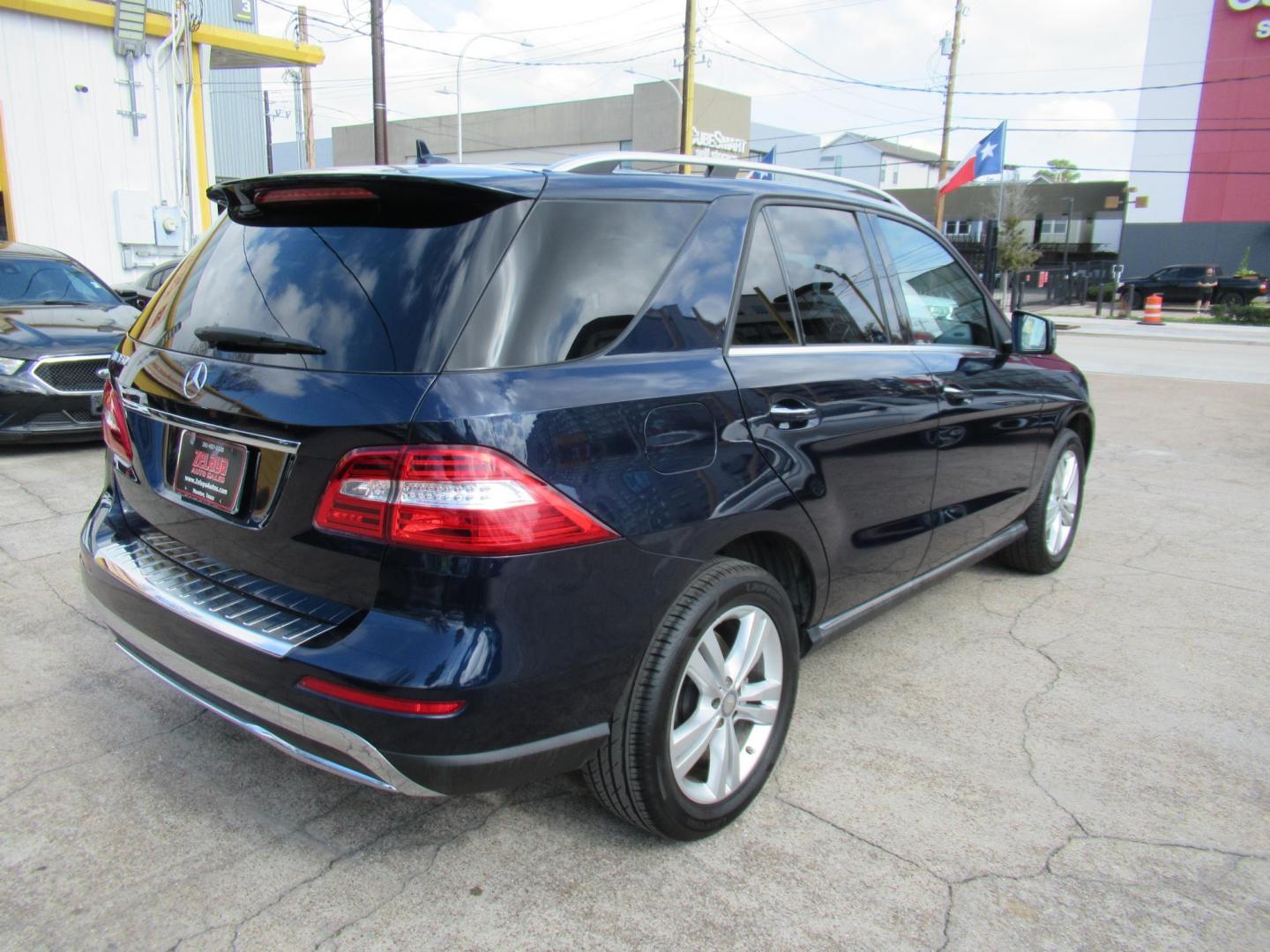 2015 Blue /Tan Mercedes-Benz M-Class ML350 (4JGDA5JB7FA) with an 3.5L V6 DOHC 24V engine, Automatic transmission, located at 1511 North Shepherd Dr., Houston, TX, 77008, (281) 657-1221, 29.798361, -95.412560 - 2015 MERCEDES-BENZ M-CLASS ML 350 VIN: 4JGDA5JB7FA454529 4 J G D A 5 J B 7 F A 4 5 4 5 2 9 4 DOOR WAGON/SPORT UTILITY 3.5L V6 F DOHC 24V GASOLINE REAR WHEEL DRIVE - Photo#31