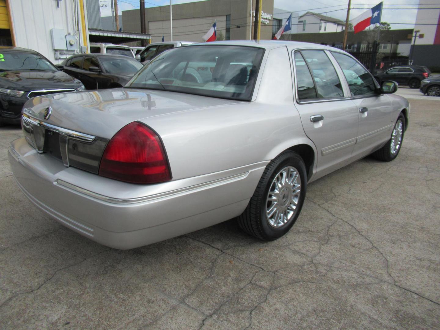 2010 Silver /Tan Mercury Grand Marquis LS (2MEBM7FV9AX) with an 4.6L V8 OHC 16V FFV engine, Automatic transmission, located at 1511 North Shepherd Dr., Houston, TX, 77008, (281) 657-1221, 29.798361, -95.412560 - 2010 MERCURY GRAND MARQUIS LS VIN: 2MEBM7FV9AX612384 2 M E B M 7 F V 9 A X 6 1 2 3 8 4 SEDAN 4 DR 4.6L V8 F SOHC 16V FLEX FUEL REAR WHEEL DRIVE - Photo#18