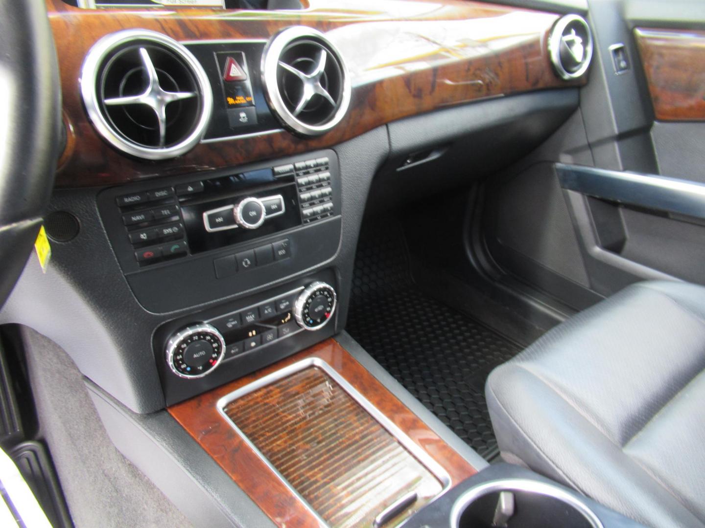 2014 Black /Black Mercedes-Benz GLK-Class GLK350 (WDCGG5HB0EG) with an 3.5L V6 DOHC 24V engine, Automatic transmission, located at 1511 North Shepherd Dr., Houston, TX, 77008, (281) 657-1221, 29.798361, -95.412560 - 2014 MERCEDES-BENZ GLK 350 VIN: WDCGG5HB0EG167349 W D C G G 5 H B 0 E G 1 6 7 3 4 9 4 DOOR WAGON/SPORT UTILITY 3.5L V6 F DOHC 24V GASOLINE REAR WHEEL DRIVE - Photo#6